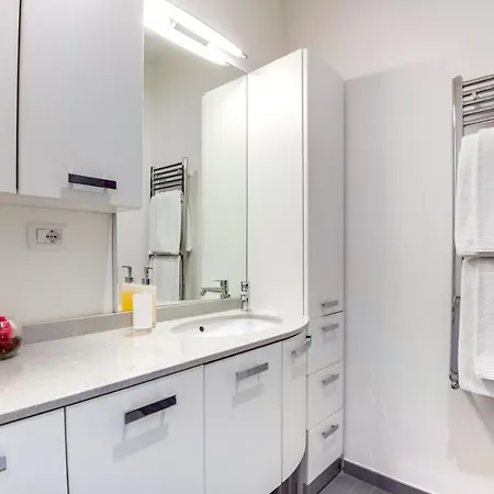 Charming 2 Beds Flat In A Great Area Apartment Rom