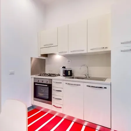 Charming 2 Beds Flat In A Great Area Apartment *